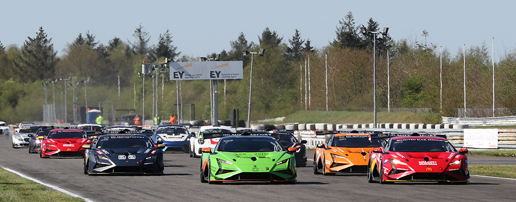 Der er mange hestekræfter på banen når der skal køres Special Saloon Car og lyden fra de imponerende motorer er ren nydelse.
(Foto: Motorsporten.dk)
